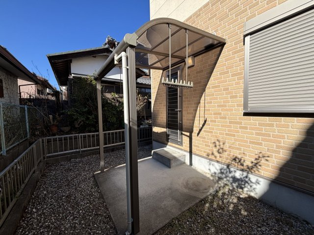 勝手口にも屋根付きで、雨の日の出入りが快適に。暮らしやすさを追求。