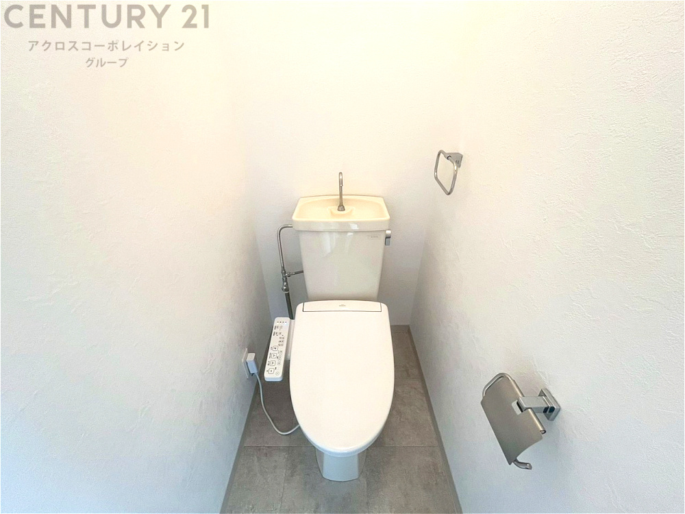 温水洗浄便座付トイレは温水洗浄機能により、暖かい水でおしりを洗浄することができ、冷たい水を使う従来の便座に比べ、温水洗浄機能で暖かいトイレを提供し、快適な使用を可能にします。