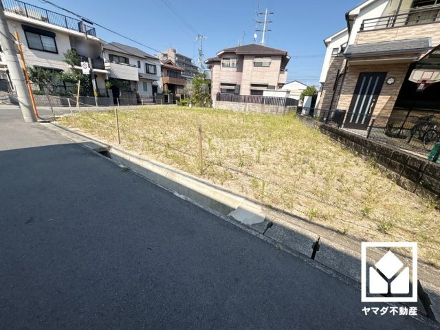 平坦な敷地が広がる「北口町1号公園」まで徒歩5分（約400m）。北側には歩道を挟んで「北口町2号公園」もあり、お子様の年齢や遊び方に応じて使い分けがしやすい環境で、子育て世帯の方にもお勧めです。