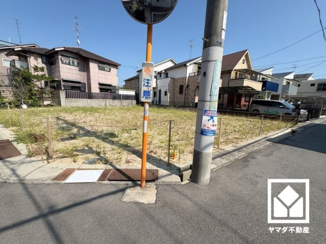余裕のある北側間口約14.8m、西側間口12.8mで、駐車スペースや玄関アプローチが確保しやすく、間取りの自由度が高まります。