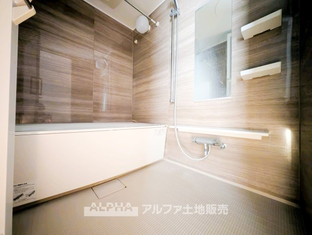 【Bathroom】　◆浴室換気乾燥機付き◆雨に日でも洗濯物が乾かせ、同時に室内を乾燥させる為、カビ、汚れの発生を抑えます。暖房機機能があり冬場は入浴前に暖め可能でとても重宝します。