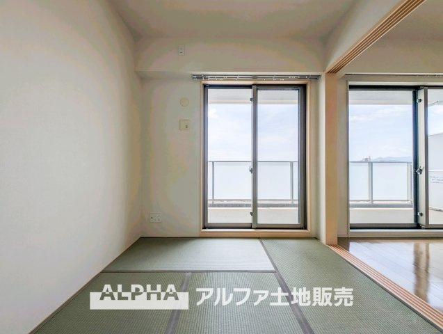 【Japanese-room】　◆和室◆ライフスタイルに合わせて使い方を変えられる和室。趣味の時間や読書、家族団らんの場としても活用できます。