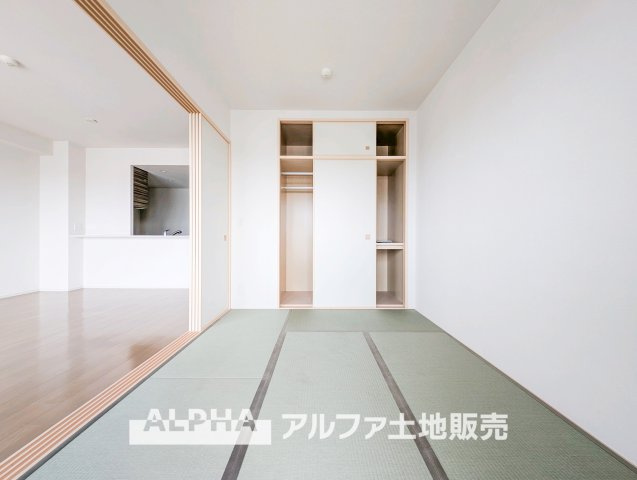 【Japanese-room】　◆和室◆やさしい畳の香りに包まれる和室。季節を感じながらくつろげる、暮らしに落ち着きを添える空間です。