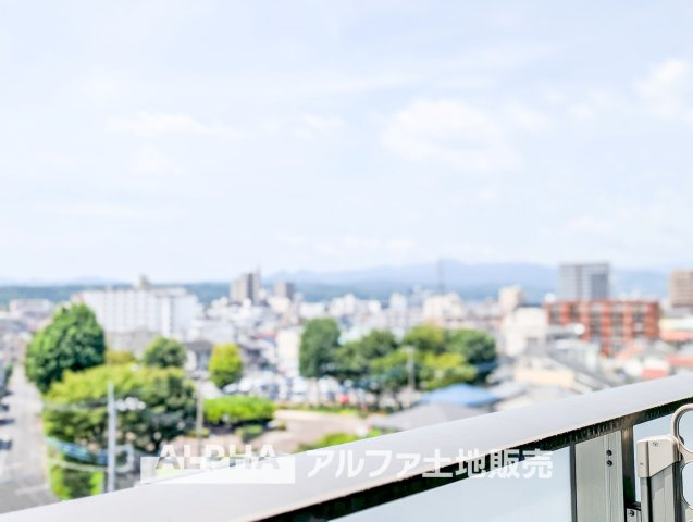 【Sunny　Space】　◆暮らしに広がりを◆陽当たりに配慮されたバルコニーは、洗濯物も乾きやすく、外の景色を眺めながらゆったり過ごせる場所になっています。