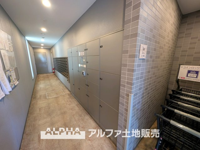 【Delivery　box】　◆宅配BOX◆留守がちな家庭の状況により宅配ボックスを設置した事で、急に届く宅配便に対応し電話や待つことも不要になり、いつでも気兼ねなく荷物が取り出せます。