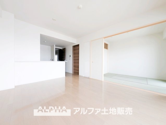 【Living　Room】　◆家族時間を育む◆　朝は食卓を囲み、昼はお子様の遊び場、夜は家族団らんのひととき。時間帯ごとに異なる役割を担い、暮らしの中心となるリビングです。
