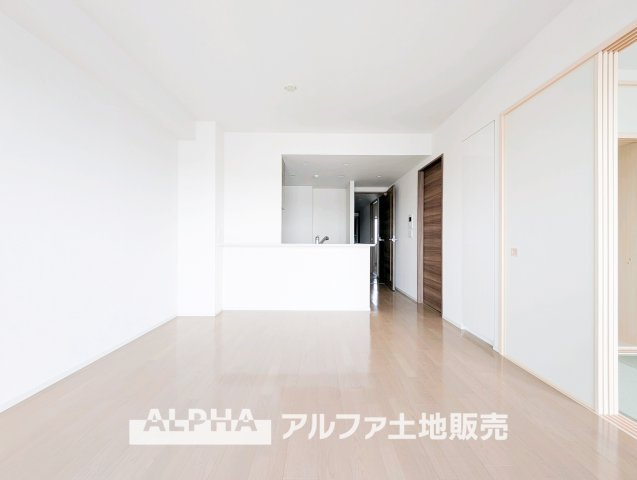【Living　Space】　◆暮らしの中心◆　家族との団らんや来客時のおもてなし、お子様の遊び場や学習スペースなど、さまざまなライフシーンに対応するリビングです。