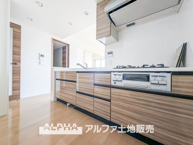 【Timeless　Kitchen】　◆暮らしの真ん中にある場所◆毎日の食事も、何気ない会話も自然と集まるキッチンスペース。空間に調和するデザインが、過ごす時間そのものを心地よく変えてくれる。　