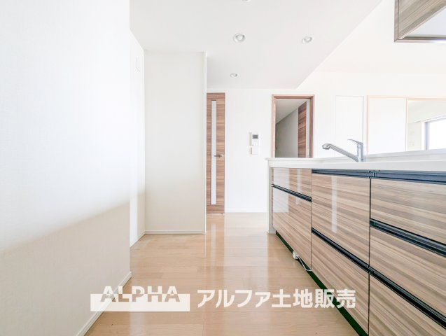 【Feel　at　Home】　◆自然と居場所になる◆料理をしながら会話が広がる、家族との時間を大切にできるキッチン。空間全体に統一感があり、住まいにやさしいぬくもりを感じられます。