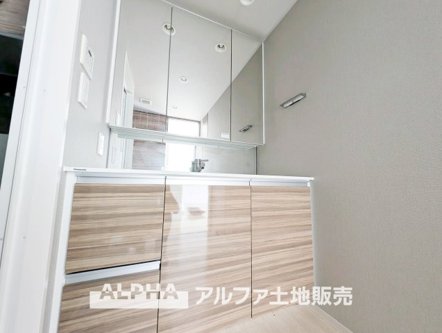 【Laundry　space】　◆ランドリースペース◆広々した空間で雨の日でも十分に洗濯物を乾かすことが出来ます。バスルームには浴室換気乾燥機も付いているので重宝しますね。