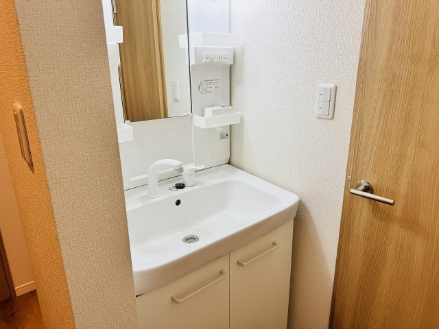 ～1階のシャワー付き独立洗面台～