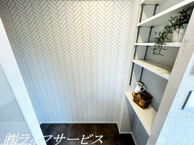 キッチン／冷蔵庫を置くスペースが確保されています！向かいには小物を置ける便利な可動棚あり！