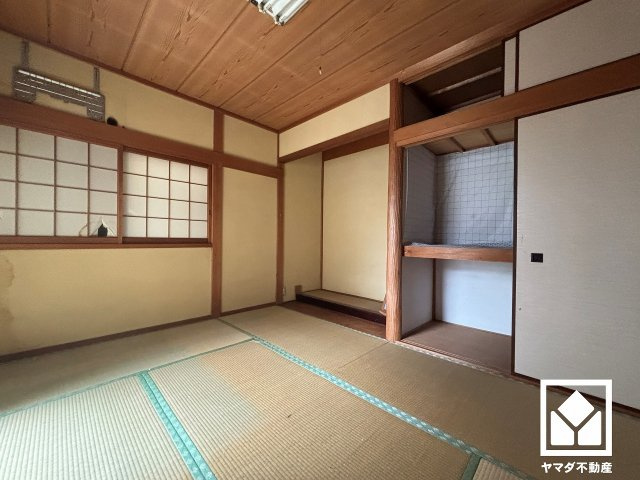 約6帖の2階和室です。畳の香りに包まれる、心落ち着く和の空間。忙しい日常の中で、ほっと一息つける癒しの住まい。