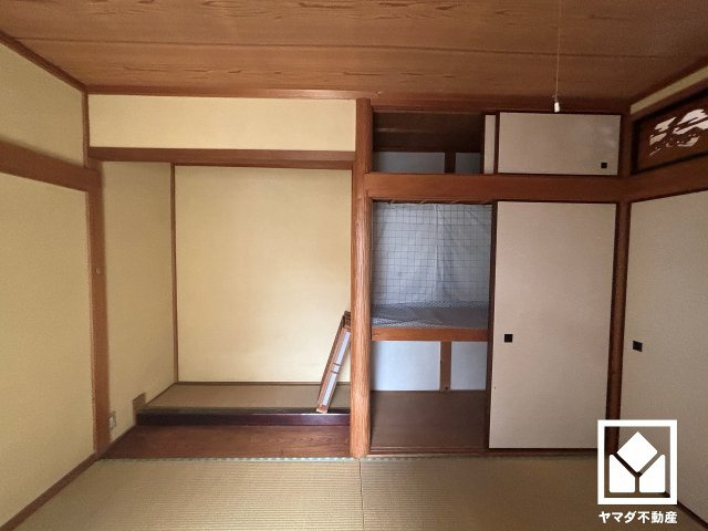 約6帖の2階和室の収納です。床の間も備えており、生け花や季節の飾り付けを行う場所としてはもちろん、「見せる収納」を活かして趣味のアイテムを飾る場などとしてもご活用いただけます。