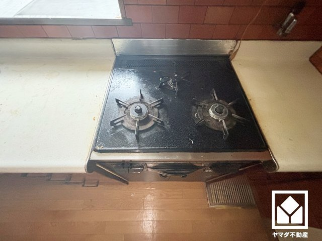家族のごはん作りがはかどる、同時調理ができる3口コンロ付き。