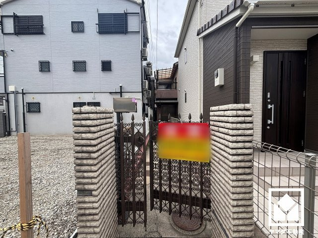 道路から奥まった位置にある旗竿地のため、走行車両の騒音や排気ガスが届きにくく、静かで落ち着いた生活空間を確保しやすい立地です。