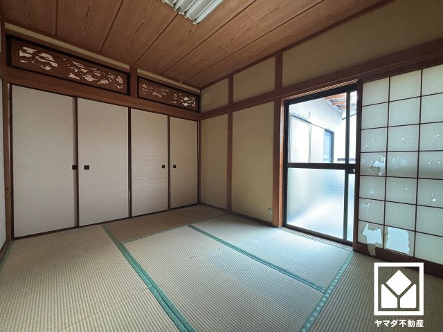 約6帖の2階和室です。陽光がたっぷり差し込む洗練された和の空間。温かみのある畳のスッキリとしたデザインが、暮らしを心地よく彩ります。