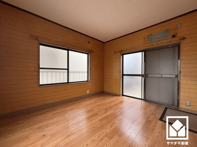 約8帖の2階洋室です。バルコニーにつながるお部屋で、通風・陽当たり良好。独立したお部屋なのでプライベートな時間をゆったり過ごせそうです。