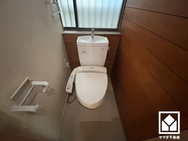 落ち着いたデザインと使いやすさを兼ね備えたトイレです。毎日使う場所だからこそ、快適性にも配慮されています。