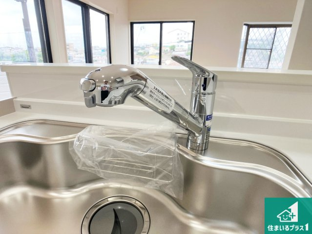 浄水器を内蔵！炊飯時、お茶を作る時に安心してお水を使えます！お湯と冷水、浄水と原水、シャワーの切替えもワンタッチです！