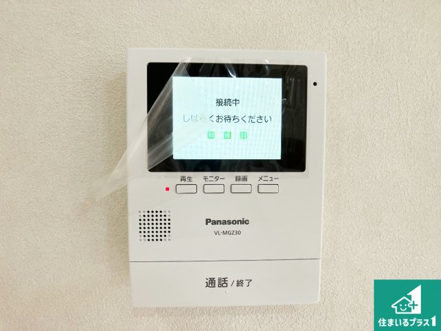 カラーモニターインターホン！声だけでなく来訪者の姿や顔がモニターで確認できるので、小さなお子様がいらっしゃるご家庭でも安心できます！