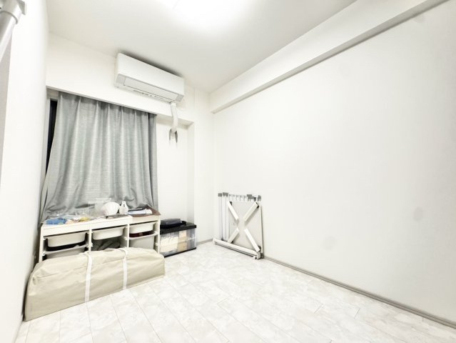 寝室約6帖　ウォークスルークローゼット付きで収納力と動線を両立。忙しい朝の身支度もスムーズに♪