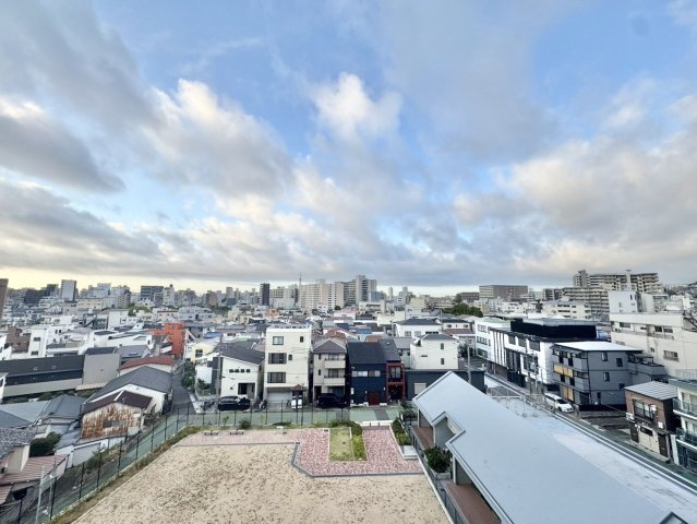 6階からの眺望は開放感◎　青空と街並みを一望でき、心地よい光と風を感じられる爽快な景色です。