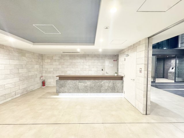 スタイリッシュなカウンターが目を引くエントランス。シンプルでありながら洗練された落ち着きある空間です。
