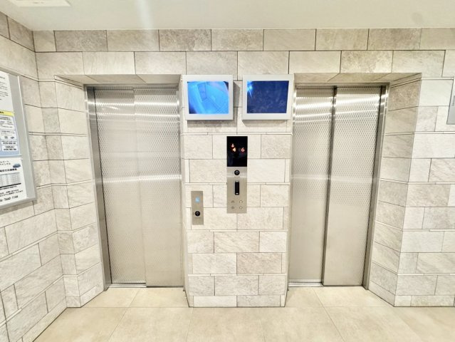 防犯カメラ完備で安心のエレベーターホール！複数基あるので待ち時間も少なくスムーズに移動できます。