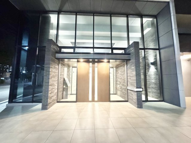 吹き抜けの天井と大きなガラス張りが印象的なエントランス！明るく開放的な空間が日々の暮らしを彩ります。