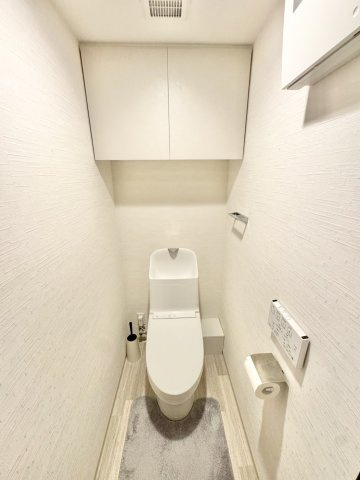 真っ白で清潔な空間。温水洗浄便座にたっぷりの収納棚付きで、すっきり気持ちよく使えます。