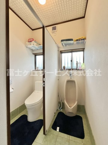 落ち着いた色調のトイレです