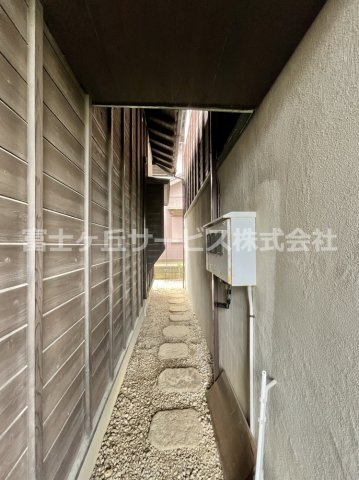 ガレージと建物の間を抜けて庭に出られます