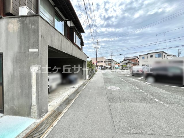 前面道路含む現地写真です