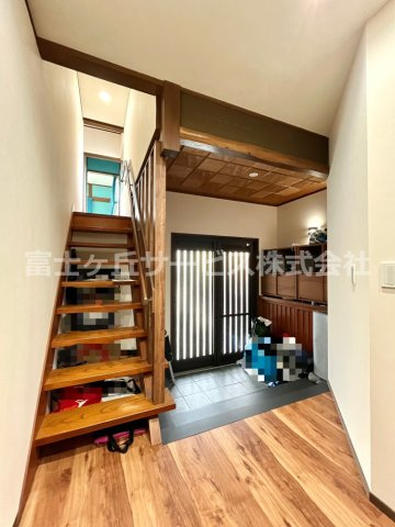 ガレージ上の部屋へ続く階段があります