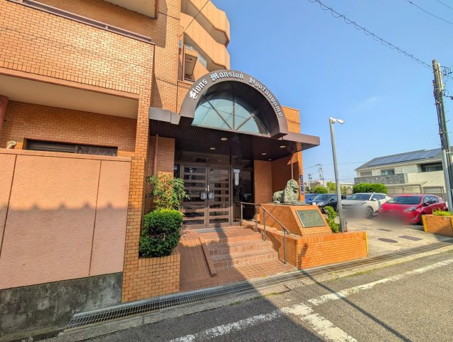 ライオンズマンションのシンボル、ライオンがお出迎えしてくれます♪スロープもあるので移動もスムーズです