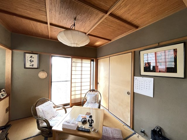 別角度から撮影しています。南側の掃き出し窓を開ければ、風通しも良く、換気の面でも安心です。戸を閉め切れば、冷暖房効率も上がり、プライベート空間としてお使いいただけますね。ぜひ一度ご内覧ください！