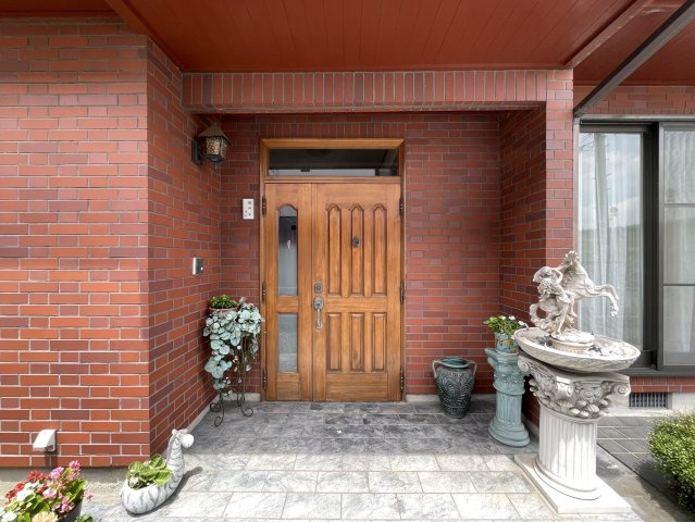 玄関は「家の顔」と言われるほど、住まいの印象を大きく左右する場所。重厚なたたずまいの玄関は、南向きで明るい日差しが差し込みます。広めのポーチには屋根もあり、雨天時の来客も濡れる心配がありません。
