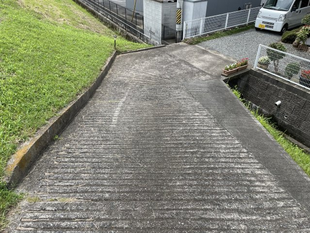 土手から敷地へ続く進入路です。傾斜があります。こちらの物件は、いつでも見学できます！弊社の経験豊富なスタッフがお客様の理想をお伺いし、よりよい生活空間をご提案いたします。ぜひお気軽にご相談ください！