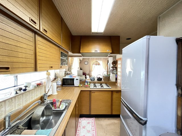 独立型キッチンは壁に囲まれるため、臭いも煙も他の部屋へ広がる心配がありません。実用性や、調理の効率を最優先に、自由にキッチンをコーディネートすることができます。壁にたっぷりと収納を取ることも出来ます。