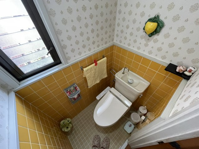 1階のトイレ。ツートンカラーの内装となっています。温水洗浄便座付のトイレなので、寒い冬でも安心してお座り頂けますよ。下半分はタイル張りでお掃除もラクです。窓があり換気が出来るのも嬉しいポイントですね♪
