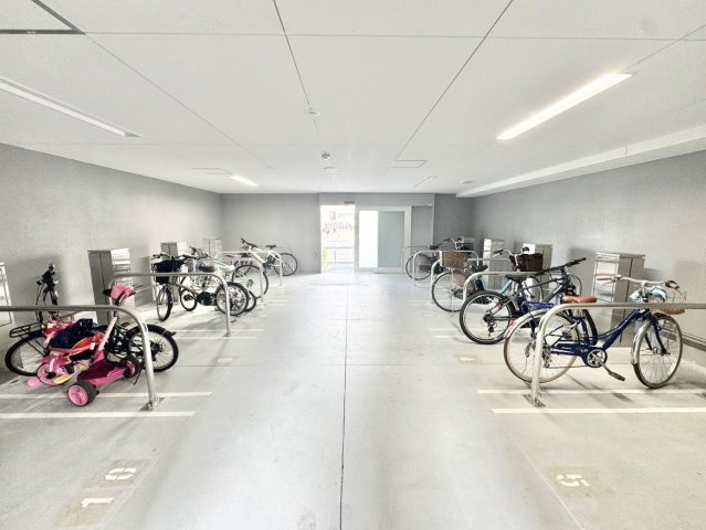 子供用駐輪スペースとは別に設けられた、ゆったりとした屋根付き駐輪場。自転車を安心して保管できます。