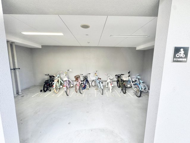 屋根付きで雨の日も濡れにくい子供用駐輪スペース。区画が整備されており毎日の通学やお出かけも安心です。