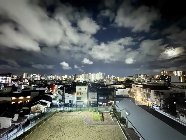 夜景も楽しめる6階のお部屋。窓の外にはきらめく街の明かりが広がり、一日の終わりにリラックスできます♪