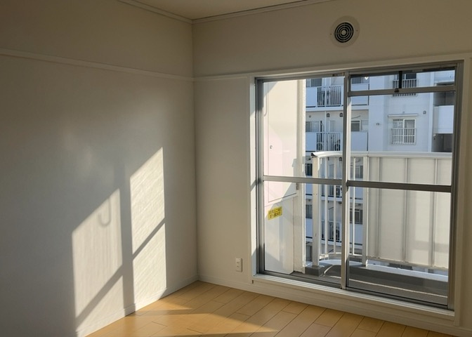 寝室でゆっくりと過ごすためにはベッド周りの適度な空間を担保することや窓の位置、照明の明るさ、寝室の広さなどを考える必要があります。自身や家族の構成とライフスタイルに併せて寝室にする部屋を選びましょう！