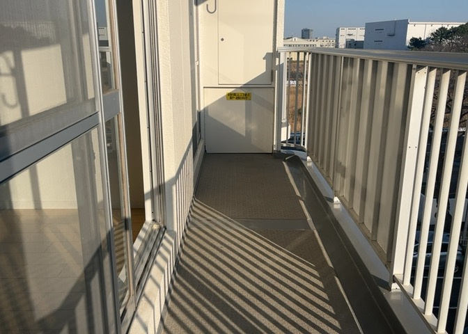 バルコニーは、室外の専用スペースのうち、「屋根がなく開放された空間」であるものを指します。ベランダより広いタイプのものが多く、日当たりもよいため家庭菜園などを楽しみたい人にとって適した環境となります。