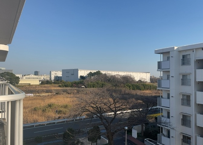 眺望の良さを楽しめるダイニングキッチンで家族団らんの時間を過ごしてはいかがでしょうか。バルコニーから見える景色を家族で眺める時間は、時間が経つのを忘れてしまいそうですね。是非、現地を見に行きましょう！