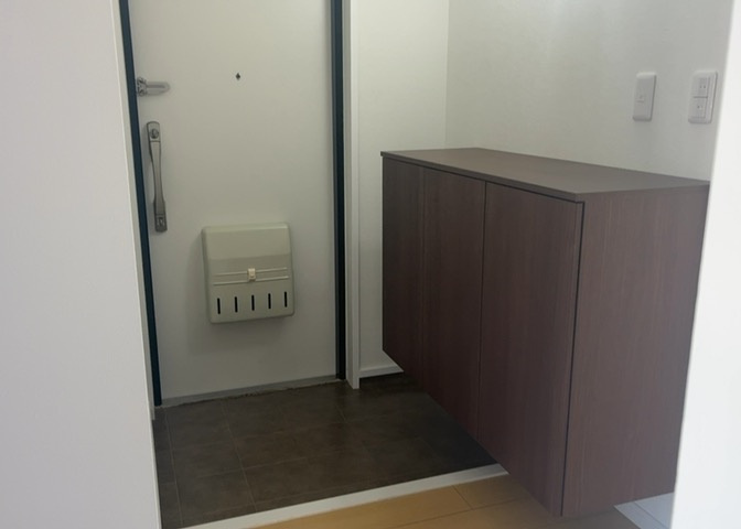 玄関は家の顔でもあり、家族以外の目にも止まる場所です。玄関は外との間を仕切る扉、靴などをしまっておく収納スペース、靴脱ぎのたたきスペース、来客とのやり取りをするドアホンなど複数のアイテムからなります。