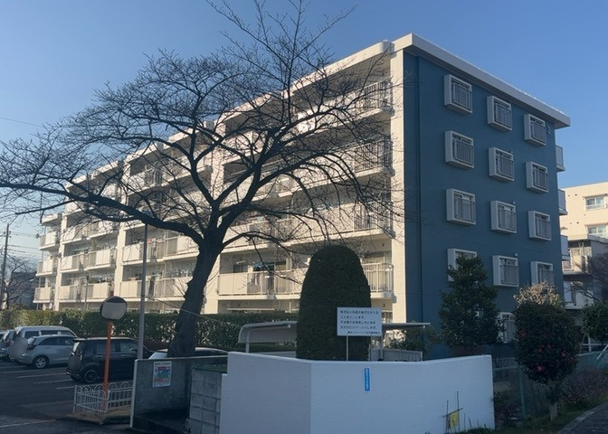 外観はマンション管理がされているかの目安になります。築年数が古いと、壁面は劣化してひび割れが生じることも！建物が古びていても細かいところが修繕されていると、きちんと管理されているなぁと感じるでしょう。