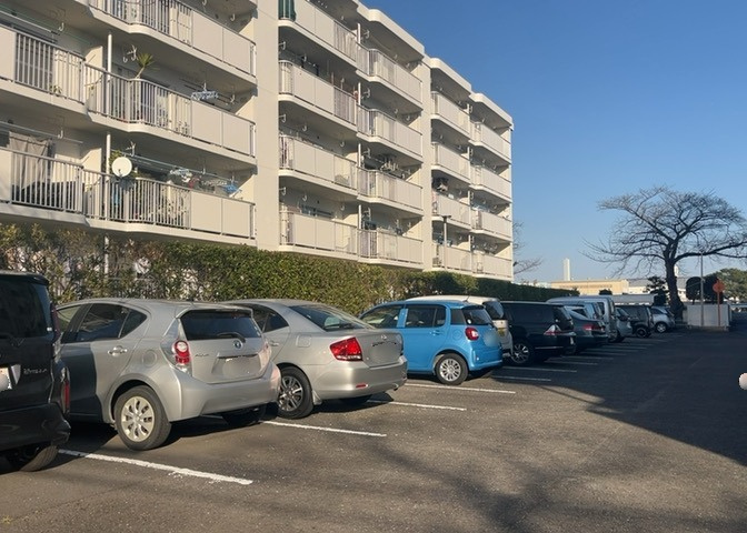 車一台あたりに必要なスペースは、標準サイズの普通自動車で横幅2m50cm、長さ5mは必要になります。ただし、乗降のことも考慮して横幅3m30cm、長さ5m50cmほどは確保できるところを選びましょう。